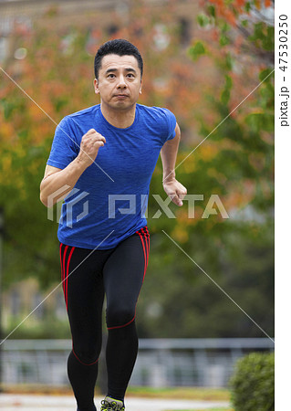 走るミドル男性 47530250
