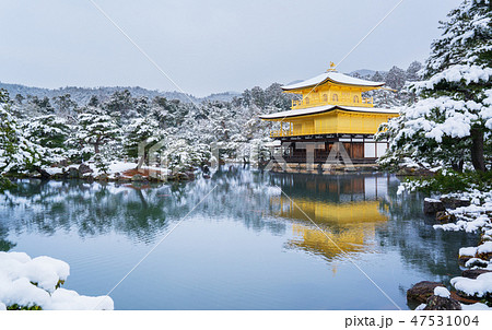 京都　雪の金閣寺　　　 47531004