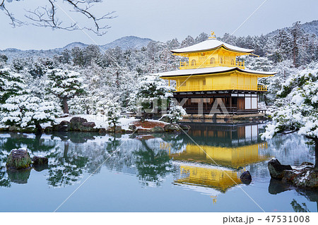 京都 雪の金閣寺 の写真素材 [47531008] - PIXTA