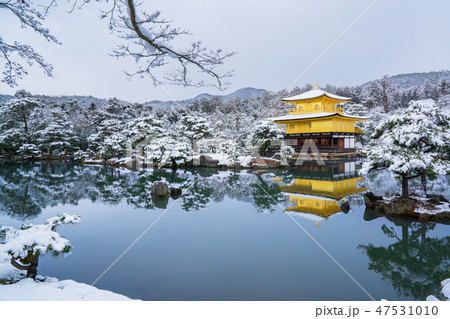 京都　雪の金閣寺　　　 47531010