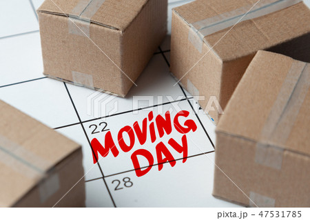 Moving day on the calendar is written in red. Calendar with a note with cardboard boxes. Moving day on the calendar is written in red. Calendar with a note with cardboard boxes. 47531785