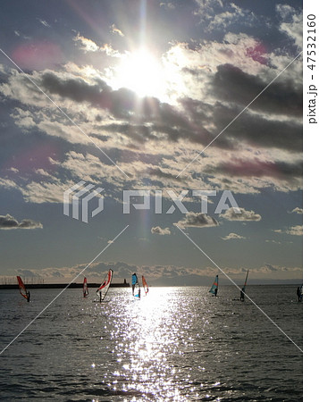 逗子海岸 太陽 映る 美しい海の景色に癒されるの写真素材
