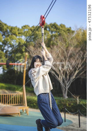 公園で遊ぶ女性 公園で遊ぶ女性 47532196