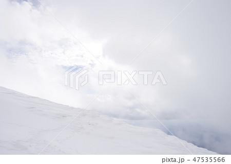 冬の大山の山頂付近の風景 47535566