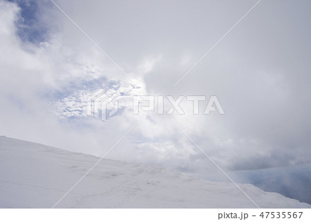冬の大山の山頂付近の風景 47535567
