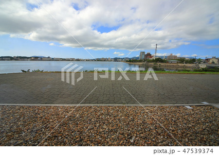 島根県立美術館付近から松江しんじ湖温泉、松江城、宍道湖大橋方面を見る 47539374