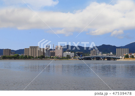 島根県立美術館付近から松江しんじ湖温泉、松江城、宍道湖大橋方面を見る 47539478