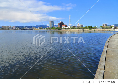 島根県立美術館付近から松江しんじ湖温泉、松江城、宍道湖大橋方面を見る 47539480