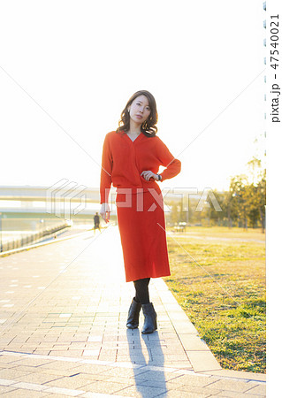 冬の淡い日差しと若い女性 冬の淡い日差しと若い女性 47540021