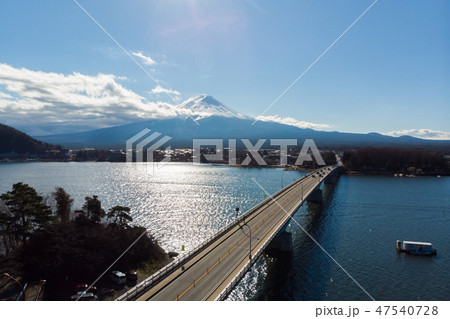 富士山 河口湖 橋 冬 空撮 富士山 河口湖 橋 冬 空撮 47540728