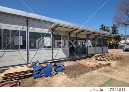 工事現場のプレハブの解体 47541013