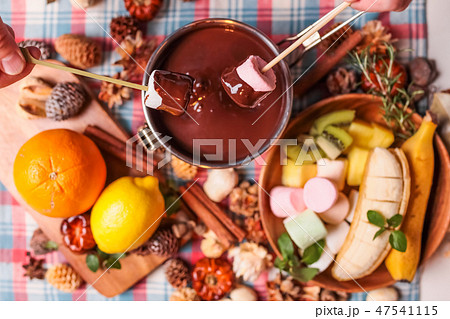 チョコフォンデュ chocolate fondue in a marshmallow チョコフォンデュ chocolate fondue in a marshmallow 47541115