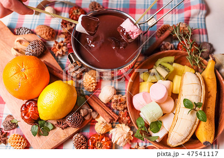 チョコフォンデュ chocolate fondue in a marshmallow チョコフォンデュ chocolate fondue in a marshmallow 47541117