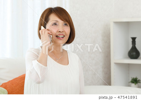 スマホをかける女性 47541891