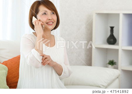 スマホをかける女性 スマホをかける女性 47541892