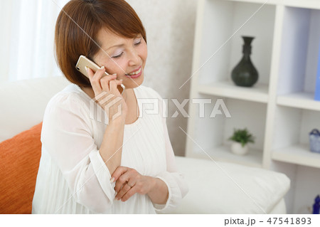 スマホをかける女性 スマホをかける女性 47541893