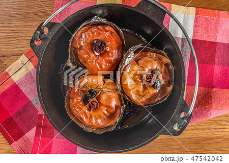 ダッジオーブンで焼きりんご　Apple baked in the Dutch oven  47542042