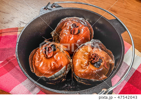 ダッジオーブンで焼きりんご Apple baked in the Dutch oven ダッジオーブンで焼きりんご Apple baked in the Dutch oven 47542043