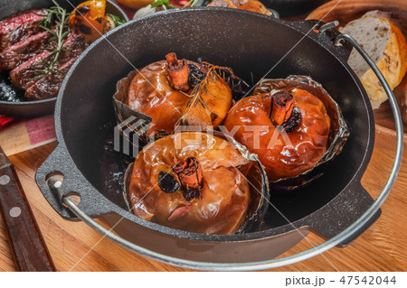 ダッジオーブンで焼きりんご Apple baked in the Dutch oven ダッジオーブンで焼きりんご Apple baked in the Dutch oven 47542044