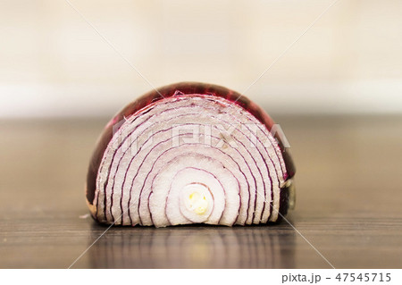 Half cut red onion 47545715