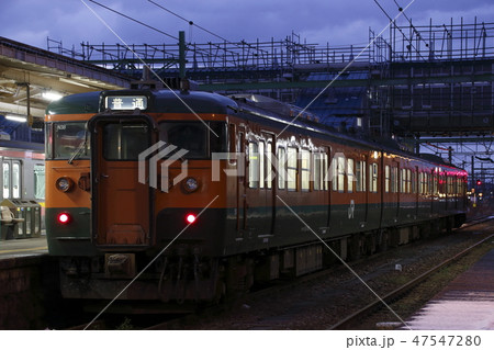 終焉近い弥彦線115系湘南色車両(吉田駅:始発列車) 終焉近い弥彦線115系湘南色車両(吉田駅:始発列車) 47547280
