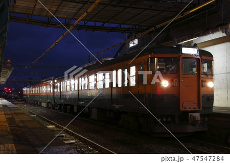 終焉近い弥彦線115系湘南色車両(吉田駅:始発列車) 終焉近い弥彦線115系湘南色車両(吉田駅:始発列車) 47547284