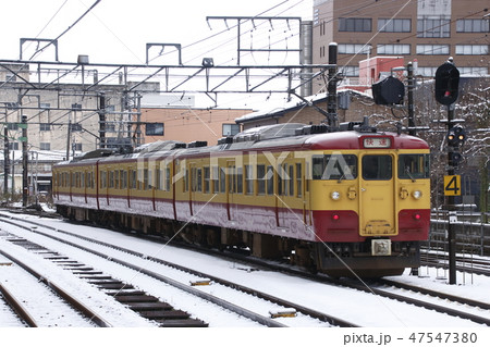 冬の信越本線115系快速（懐かしの新潟色） 47547380