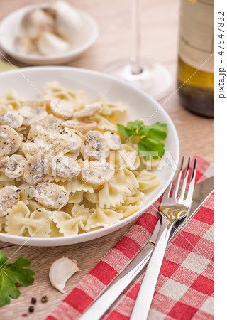 Spaghetti with champignons and parsley on a light Spaghetti with champignons and parsley on a light 47547832