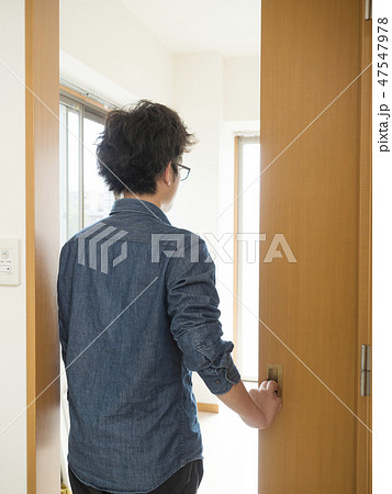 室内ドアを開ける男性 47547978