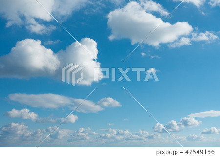 青空　雲　背景素材イメージ 47549136