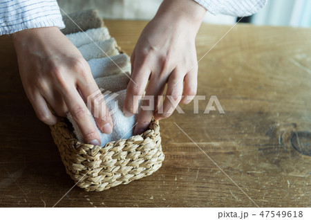 ハンカチをたたむ女性の手元　 47549618