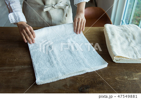 タオルをたたむ女性の手元　 47549881