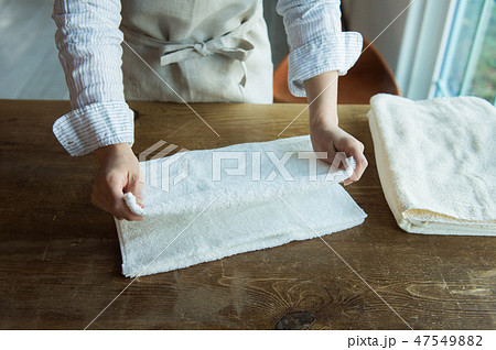 タオルをたたむ女性の手元　 47549882