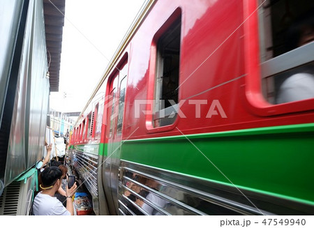 タイ　バンコク　西　珍しい　珍百景　市場　線路　電車　メークロン市場 47549940