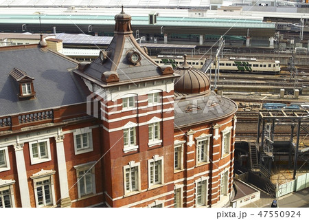 東京駅を発車する特急踊り子号 47550924