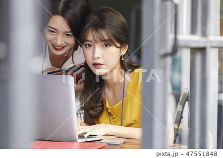 女性　会議　ビジネス 47551848