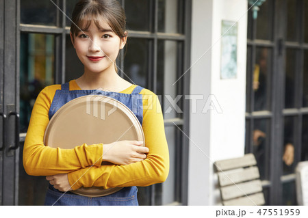 女性 カフェ 店員 女性 カフェ 店員 47551959