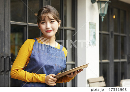 女性　カフェ　店員 47551968