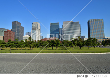 東京都千代田区の皇居(旧江戸城)の皇居前広場と高層ビル街を撮影した写真 東京都千代田区の皇居(旧江戸城)の皇居前広場と高層ビル街を撮影した写真 47552290