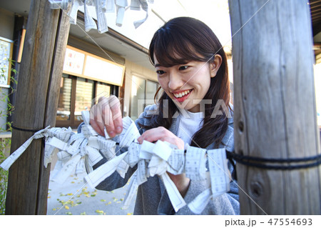 お参り 初詣 おみくじを結ぶ女性 お参り 初詣 おみくじを結ぶ女性 47554693