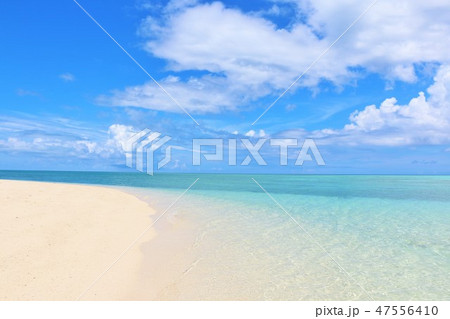 沖縄　池間島　夏の青空と青い海のビーチ 47556410