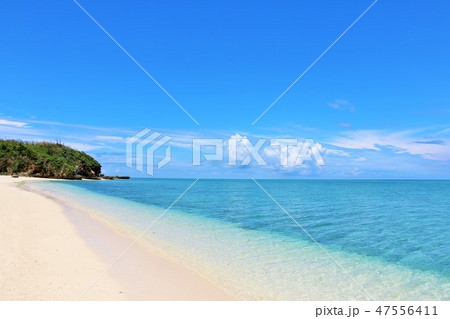 沖縄　池間島　夏の青空と青い海のビーチ 47556411