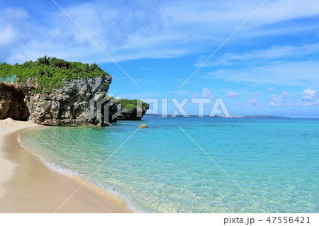 沖縄　宮古島　青空と青い海の砂山ビーチ 47556421