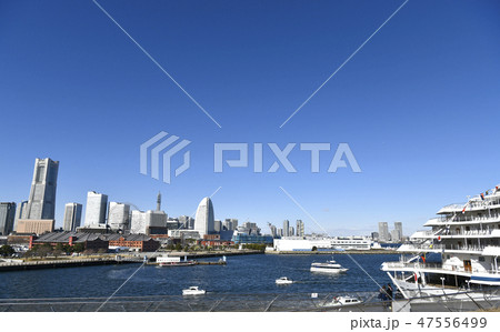 日本の横浜都市景観　豪華客船やボートなどで賑わう横浜港や横浜みなとみらい２１などを望む 47556499
