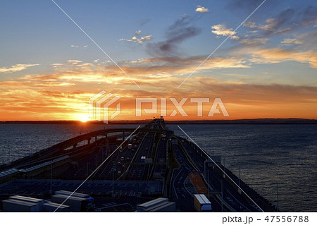 アクアライン海ほたるパーキングエリアから海上橋梁部と朝焼けの空と日の出の写真素材