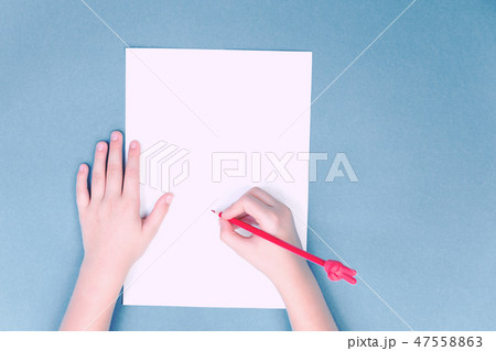 Hands with red V sign pencil, notepad 47558863