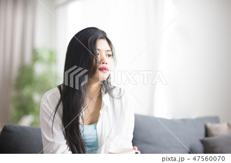リビング・女性 47560070