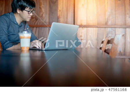 Male Asian businessman working in the cafe 47561168