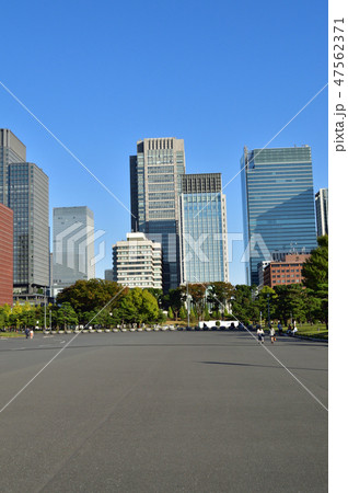 東京都千代田区の皇居の皇居前広場と高層ビル街を撮影した写真 東京都千代田区の皇居の皇居前広場と高層ビル街を撮影した写真 47562371