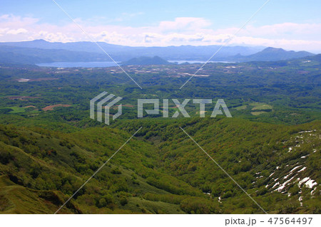 初夏の昆布岳から見る洞爺湖と周辺の山並み 47564497